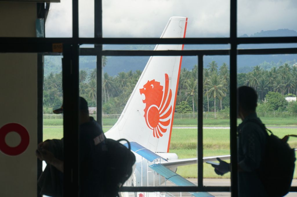 Calon penumpang berjalan menuju pesawat dari ruang tunggu Bandara Sam Ratulangi Manado, Sulawesi Utara, Rabu (10/6/2020).