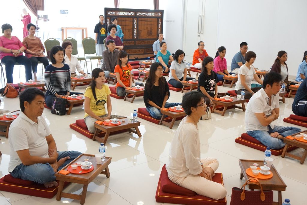 Pelatihan meditasi teh yang diselenggarakan di pusat pelatihan meditasi Tergar di kawasan Daan Mogot, Jakarta Barat. 