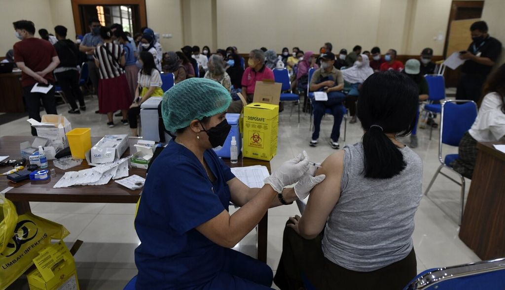 Vaksinator menyuntikan vaksin Covid-19 dosis penguat kedua dalam vaksinasi di Kantor Wali Kota Jakarta Pusat di Jakarta, Rabu (25/1/2023).  