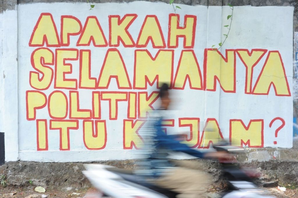 Kondisi politik yang carut-marut dan saling sikut menjelang Pemilu 2014 menjadi keprihatinan masyarakat dengan menuangkannya melalui media mural seperti di kawasan Ragunan, Jakarta, Minggu (13/10/13).