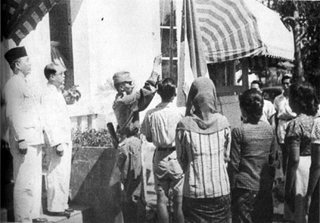 The red and white flag hoisting ceremony in the yard of the Pegangsaan Timur 56 Building shortly after the reading of the Proclamation of Independence.