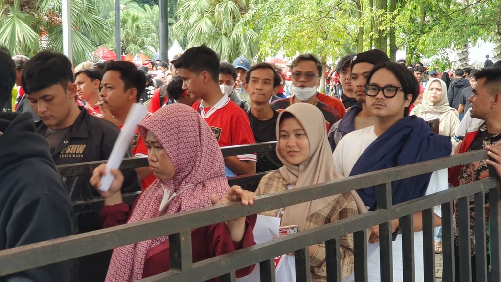Suporter timnas Indonesia mengantre masuk ke Stadion Utama Gelora Bung Karno, Senayan, Jakarta saat pertandingan Piala AFF melawan Thailand pada Kamis (29/12/2022).
