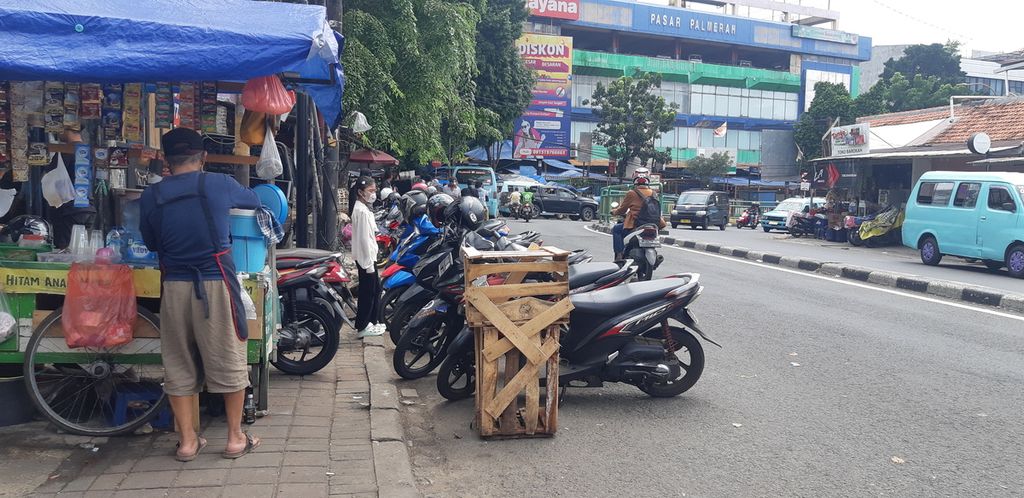 Kendaraan diparkir di bahu Jalan Palmerah Utara, Jakarta Pusat, Selasa (15/11/2022). Sesuai aturan lalu lintas, ini melanggar dan bisa dikenai denda.