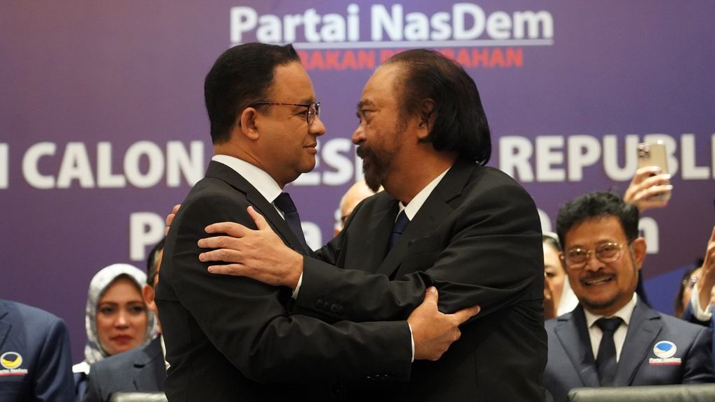 Ketua Umum Partai Nasdem Surya Paloh (kanan) memeluk Gubernur DKI Jakarta Anies Baswedan (kiri) pada acara Pengumuman Calon Presiden Pemilu 2024 yang diusung Nasdem, di Nasdem Tower, Jakarta, Senin (3/10/2022). 