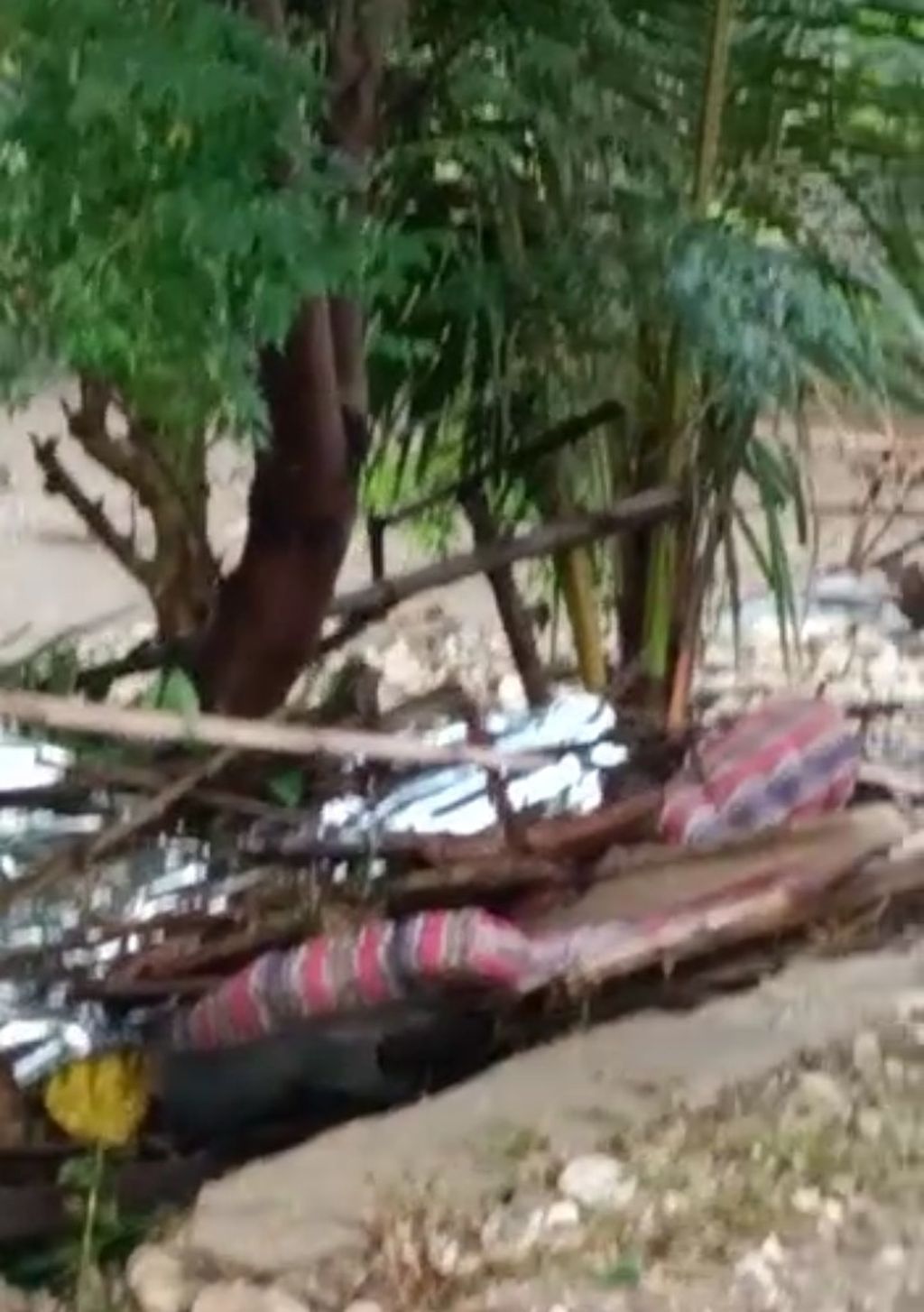 Fasilitas tempat tidur seperti kasur pun ikut hanyut diterjang banjir saat tuan rumah lari, sebelum banjir datang di Desa Naitae Kabupaten Kupang, Kamis (29/12/2022) dinihari.