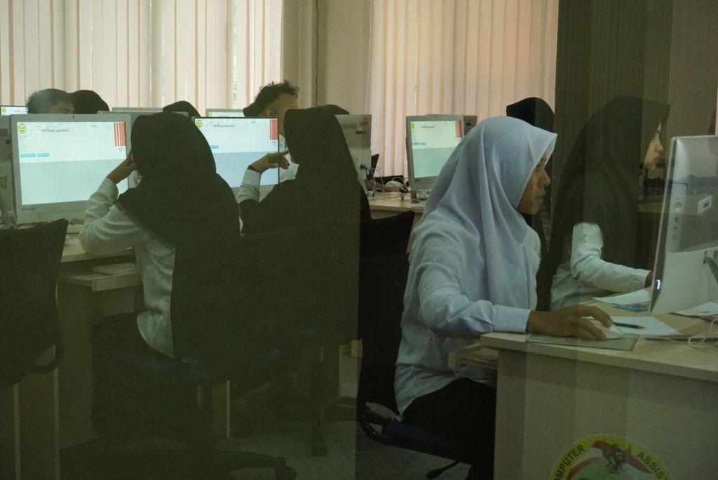 Para peserta calon penerima beasiswa LPDP sedang mengikuti ujian seleksi di Aceh Besar, Aceh, Selasa (17/7/2018). Selama enam tahun, LPDP telah membiayai sebanyak 18.466 penerima beasiswa.