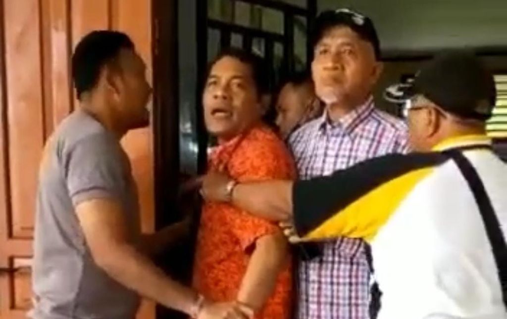 Tangkapan layar video sekelompok orang memegangi Kepala SMA Yayasan Dr H Abdullah Ahmad PGAI Padang Yunarlis (kedua dari kiri) di depan pintu kantornya di Padang, Sumatera Barat, Kamis (4/11/2022). Pada saat itu, Yunarlis dianiaya dan mengalami luka-luka.