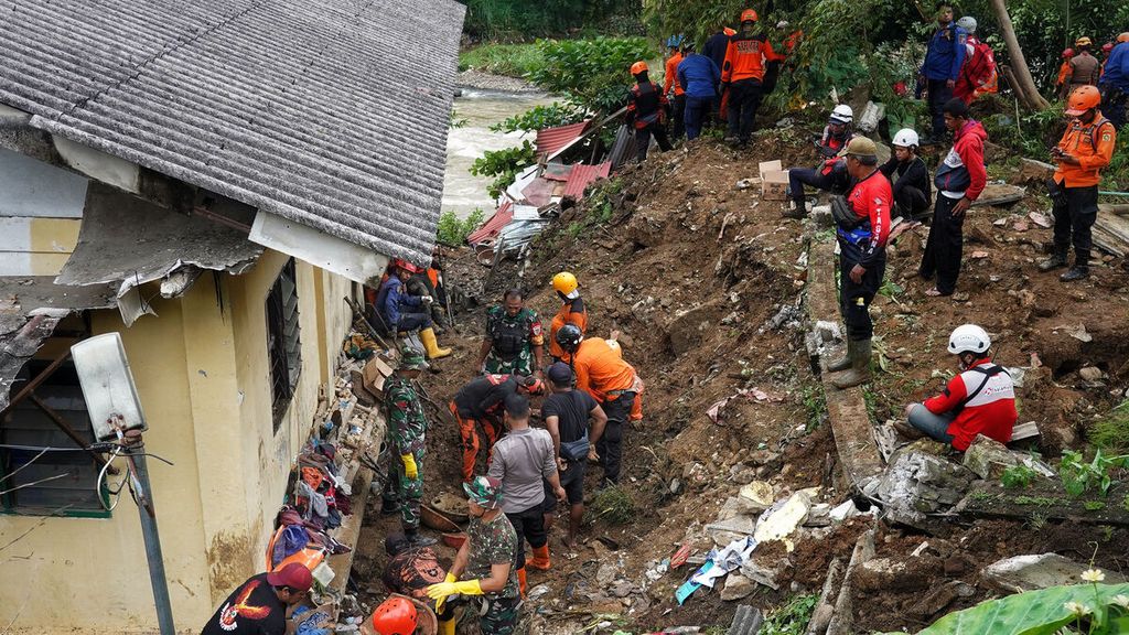 Para petugas SAR gabungan mencari korban yang masih tertimbun tanah longsor di Empang, Kota Bogor, Jawa Barat, Rabu (15/3/2023). 