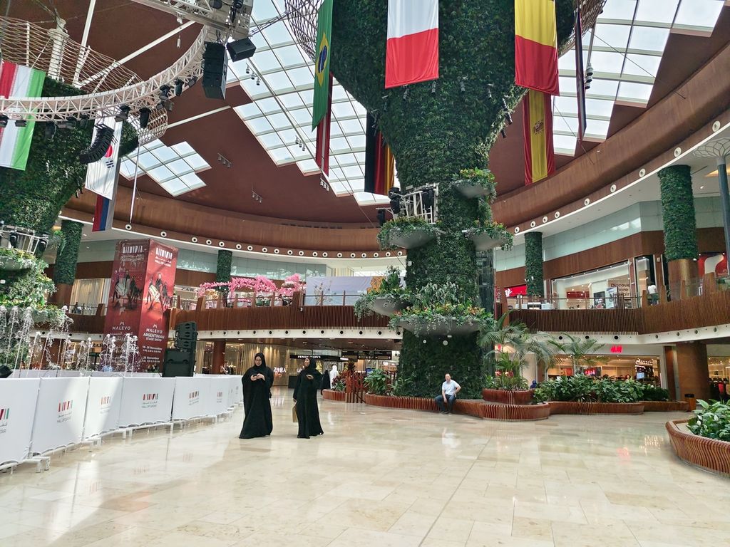 Hiasan bendera-bendara peserta Piala Dunia 2022 digantungkan di langit-langit Mall of Qatar (17/11/2022). Perhelatan Piala Dunia yang dihadiri jutaan orang ke Qatar membuat konsumsi pangan dan kebutuhan energi ikut melonjak.