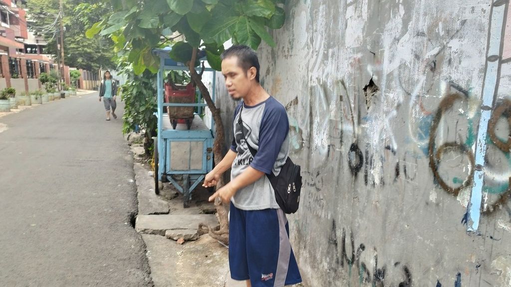 Tajudin (51) tengah menunjukkan lokasi yang biasa digunakan BA untuk melapak di depan sekolah, di Kelurahan Angke, Kecamatan Tambora, Jakarta Barat, Jumat (10/2/2023).