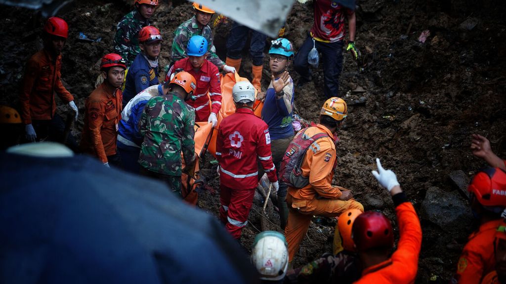 Petugas SAR gabungan saat menemukan Cucum (50) yang tertimbun longsor di Kampung Sirna Sari, Kelurahan Empang, Kota Bogor, Jawa Barat, Kamis (16/3/2023).