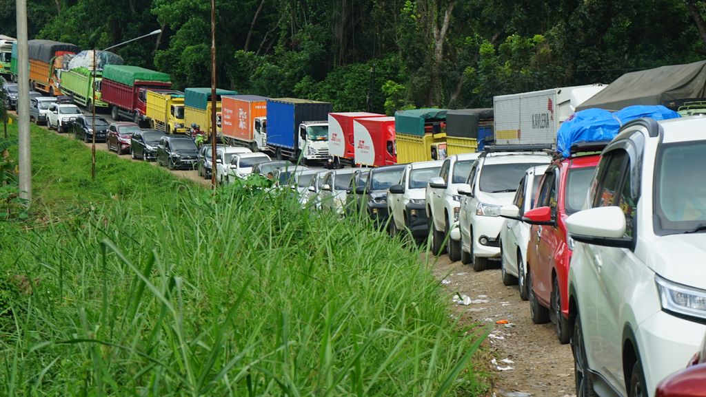 Kemacetan panjang di jalur lintas timur Sumatera Ruas Palembang-Betung, Minggu (24/4/2022). Kemacetan disebabkan oleh meningkatnya volume kendaraan dan juga banyak pengendara yang melawan arus. Kemacetan di jalur ini terjadi sejak Sabtu (24/4) bermula dari sebuah truk tronton yang terperosok.