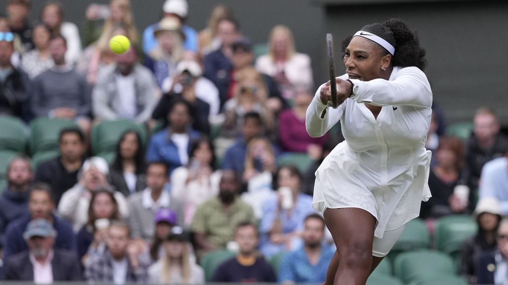  Petenis Amerika, Serena Williams, memukul bola saat bertanding melawan petenis Perancis, Harmony Tan, pada babak pertama Wimbledon di All England Lawn Tennis and Croquet Club, London, Selasa (28/6/2022). Serena kalah pada pertandingan ini dengan skor 6-7, 6-1, 6-7 (7-10). 