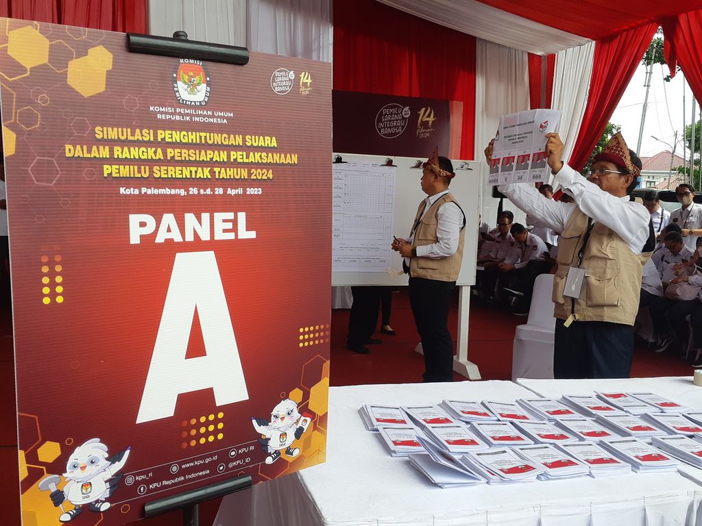 Petugas Kelompok Penyelenggara Pemungutan Suara (KPPS) melakukan simulasi penghitungan suara untuk pemilu serentak tahun 2024 di Palembang, Sumatera Selatan, Kamis (27/4/2023). 