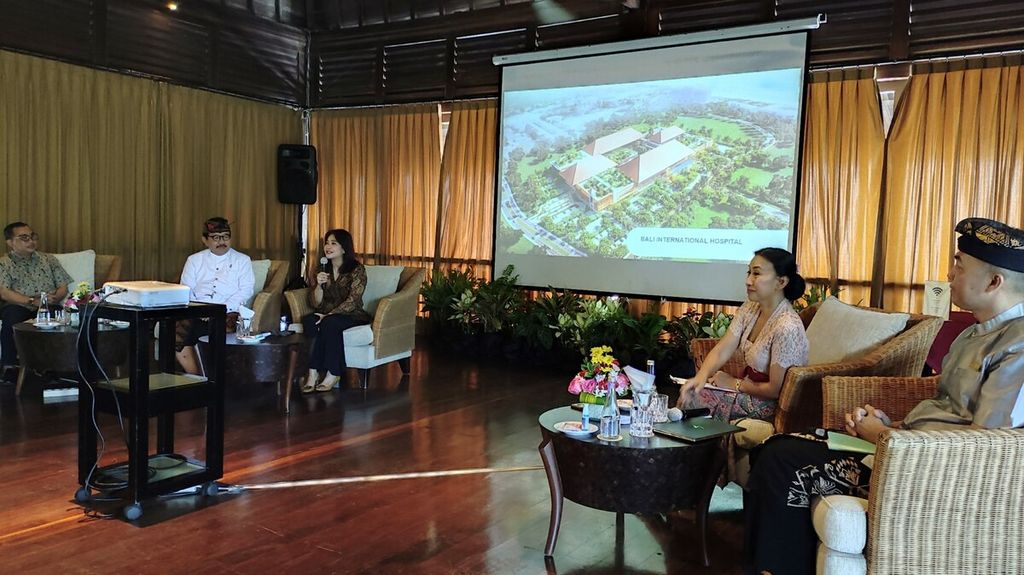 Direktur Utama PT Pertamina Bina Medika-IHC Mira Dyah Wahyuni (tengah) berbicara dalam acara gelar wicara bertajuk Challenges and Opportunities of Indonesia's Medical Tourism di Sanur, Kecamatan Denpasar Selatan, Kota Denpasar, Senin (23/1/2023).
