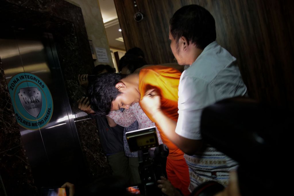 Petugas membawa Shane Lukas Rotua Pangondian Lumbantoruan atau SLR, salah satu tersangka tindakan kekerasan kepada Cristalino David Ozora alias David, di Mapolres Metro Jakarta Selatan, Jumat (24/2/2023).  