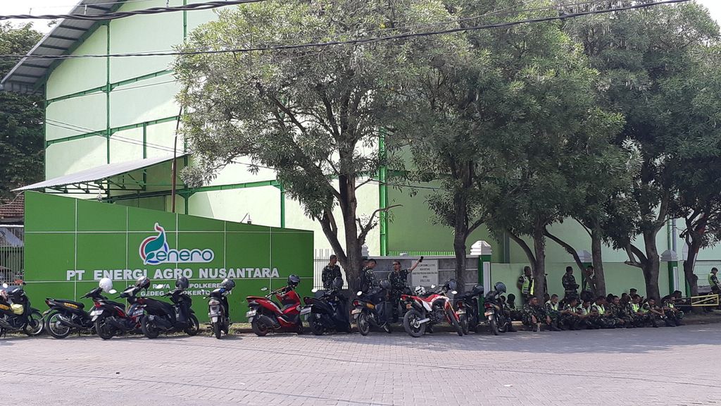Anggota TNI dan Polri berjaga di pabrik bioetanol PT Energi Agro Nusantara di Kabupaten Mojokerto, Jawa Timur, Kamis (10/4/2022). Presiden Joko Widodo dijadwalkan mengunjungi pabrik tersebut pada Jumat (11/4/2022).