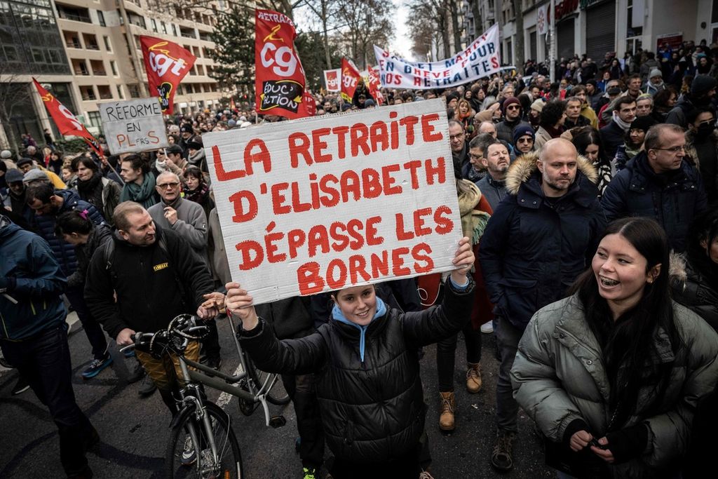 Massa berunjuk rasa memprotes kebijakan pemerintah menaikkan batas minimal usia pensiun dari 62 tahun menjadi 64 tahun di Lyon, Perancis, 31 Januari 2023. 