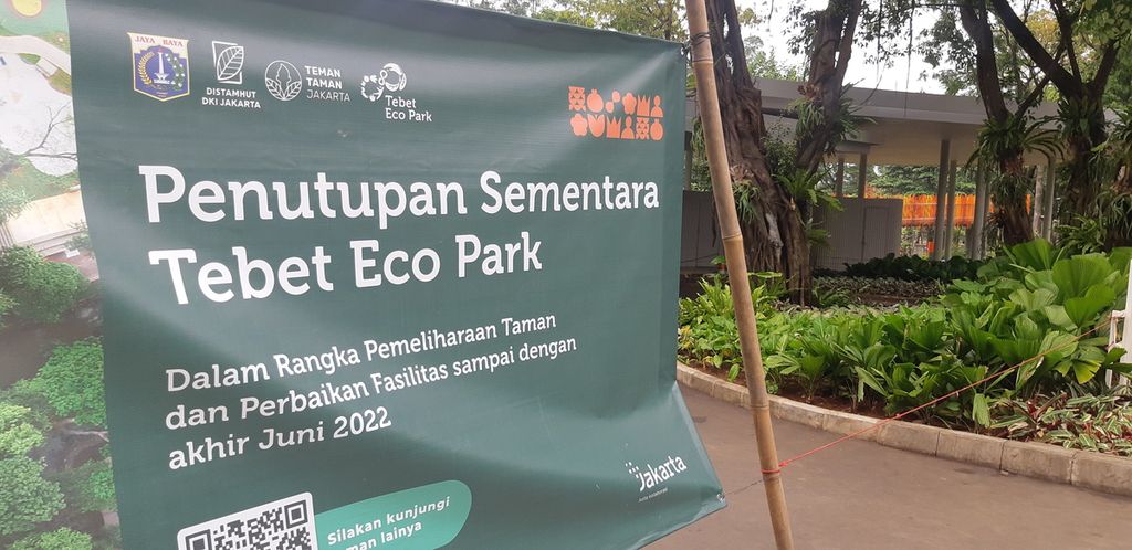 Spanduk berisi informasi penutupan sementara Taman Tebet Eco Park pada 15-31 Juni 2022.