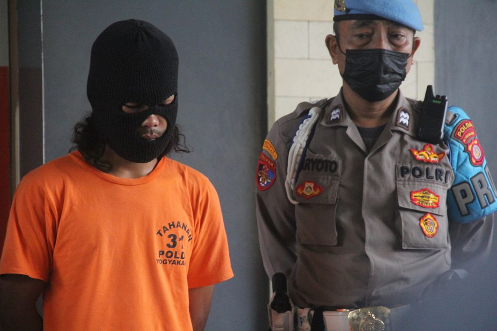 Tersangka pelaku mutilasi dihadirkan dalam konferensi pers, Rabu (22/3/2023), di Markas Polda Daerah Istimewa Yogyakarta (DIY), Kabupaten Sleman, DIY. 