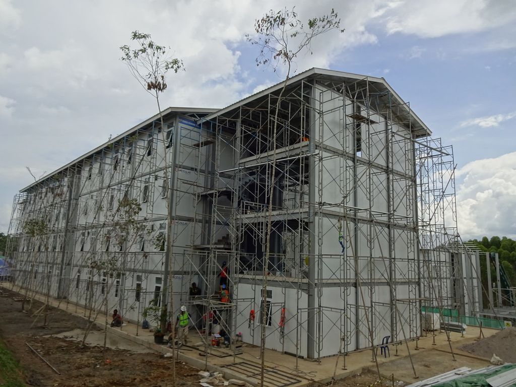 Satu menara (tower) rumah susun untuk hunian pekerja konstruksi tengah dibangun di kawasan Ibu Kota Negara Nusantara, Kalimantan Timur, Sabtu (5/11/2022). Targetnya 22 menara rusun akan selesai dibangun pada 2023.