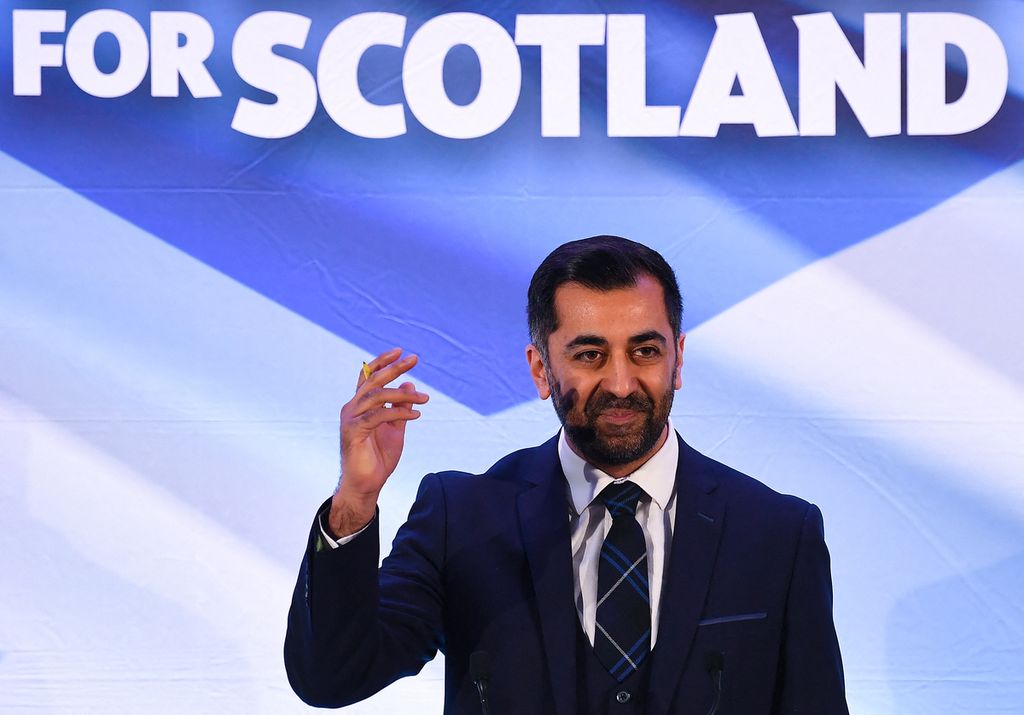  Humza Yousaf berpidato di Stadion Murrayfield, Edinburgh, Skotlandia, selepas terpilih sebagai Ketua Umum Partai Nasional Skotlandia (SNP) sekaligus Menteri Utama Skotlandia, Senin (27/3/2023). 