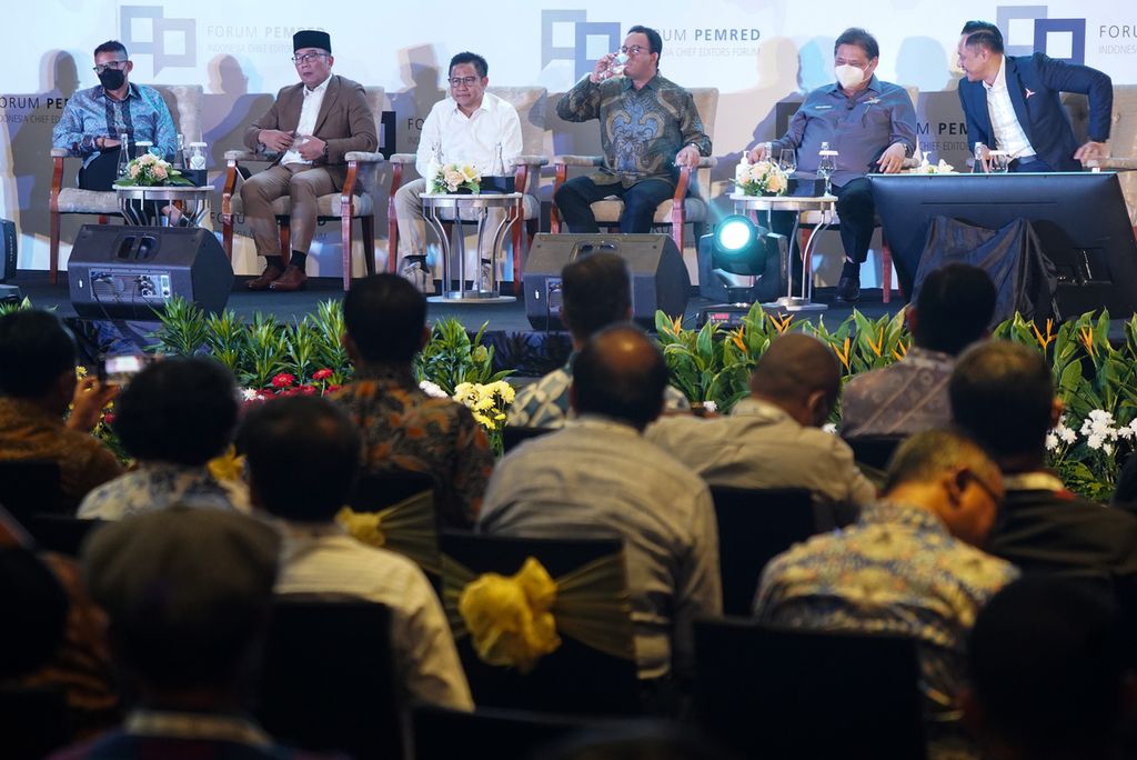 Menparekraf Sandiaga Uno, Governor of West Java Ridwan Kamil, Deputy Speaker of the House of Representatives Muhaimin Iskandar, Governor of DKI Jakarta Anies Baswedan, Coordinating Minister for the Economy Airlangga Hartarto, Chairman of the Democratic Party Agus Harimurti Yudhoyono (from left to right) when filling out a discussion and presenting their views at the commemoration event. 10 Years of the Editor-in-Chief Forum (Pemred) at the Raffles Hotel Jakarta, Kuningan, Jakarta, Friday (5/8/2022).