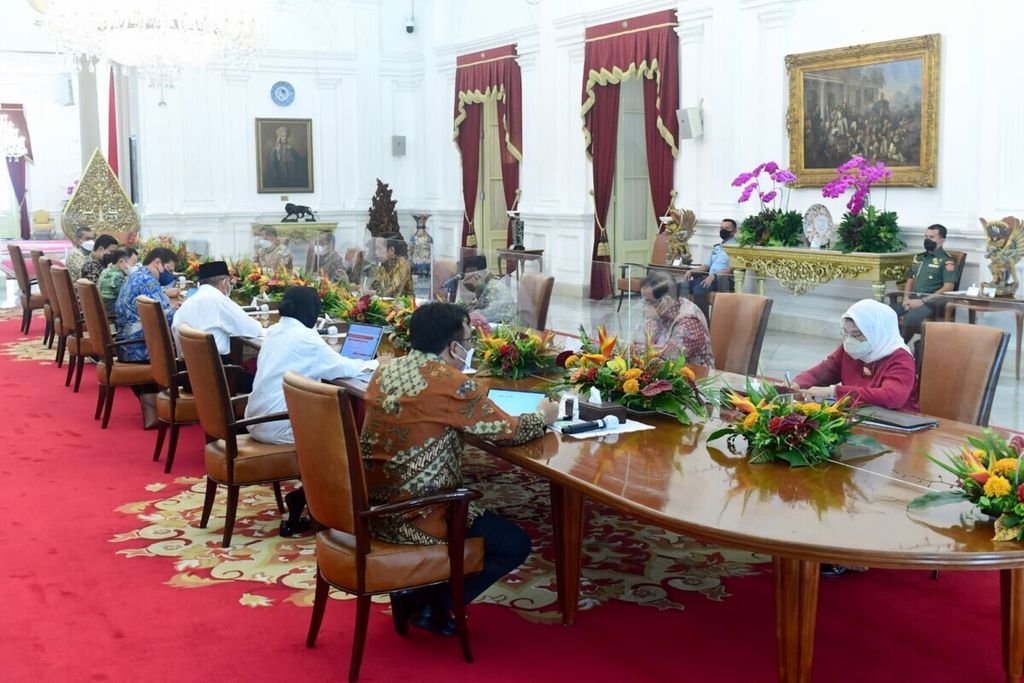 Presiden Joko Widodo dan Wakil Presiden Ma’ruf Amin memimpin rapat terbatas mengenai kemiskinan ekstrem di Istana Merdeka, Jakarta, Kamis (18/11/2021) sore. 
