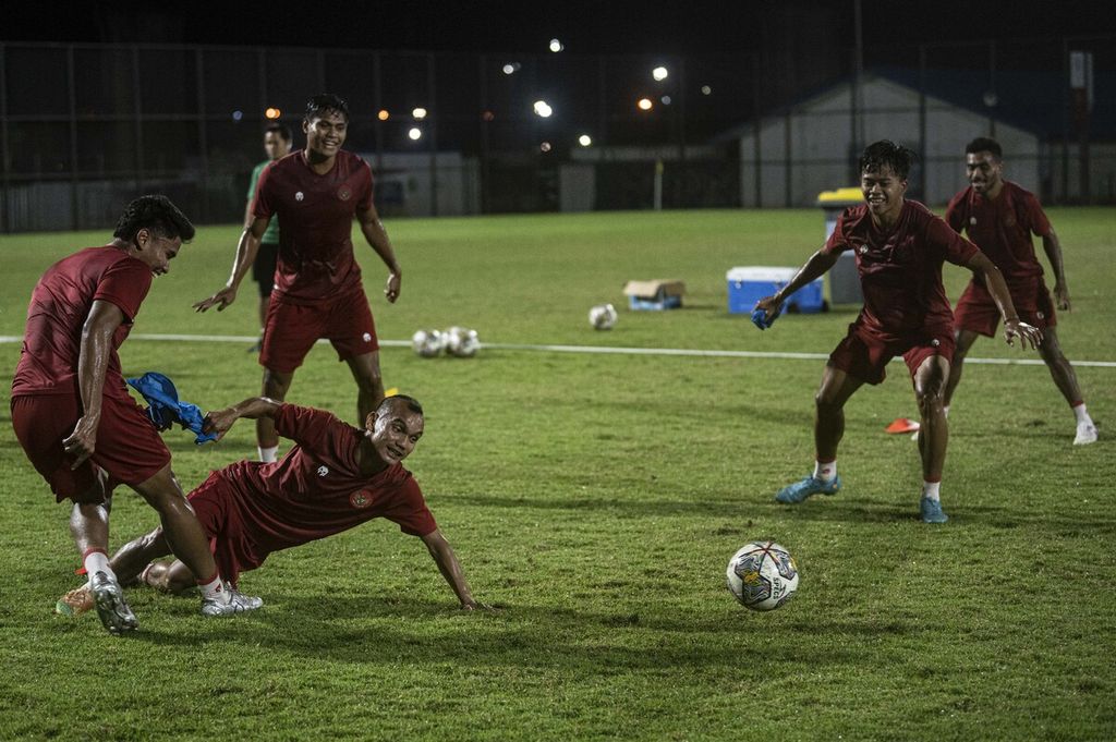 Pemain timnas Indonesia mengikuti latihan di lapangan latih Jakarta International Stadium (JIS), Jakarta, Kamis (23/3/2023).  