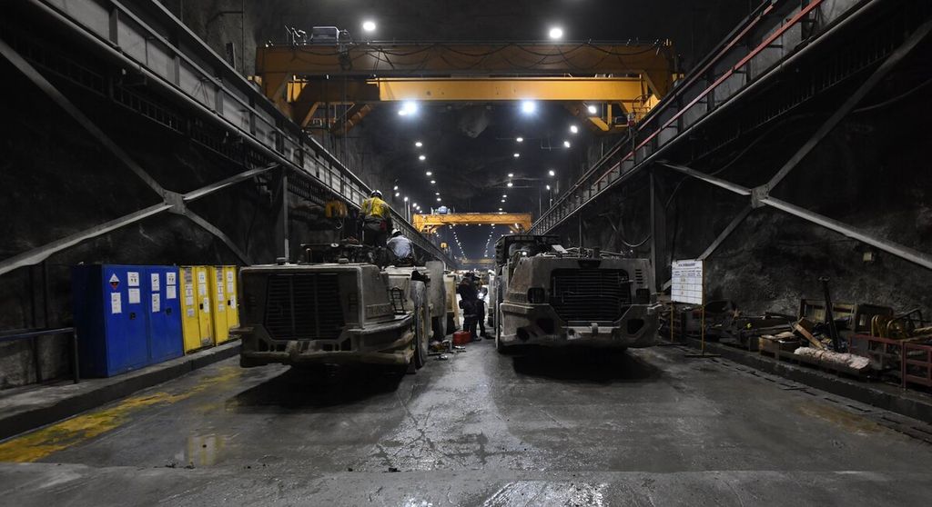 Sejumlah alat berat operasional tambang berada di salah satu depo perawatan kendaraan di tambang bawah tanah ke Grasberg Blok Cave (GBC) PT Freeport Indonesia di Tembagapura, Timika, Papua, Rabu (1/6/2022).  