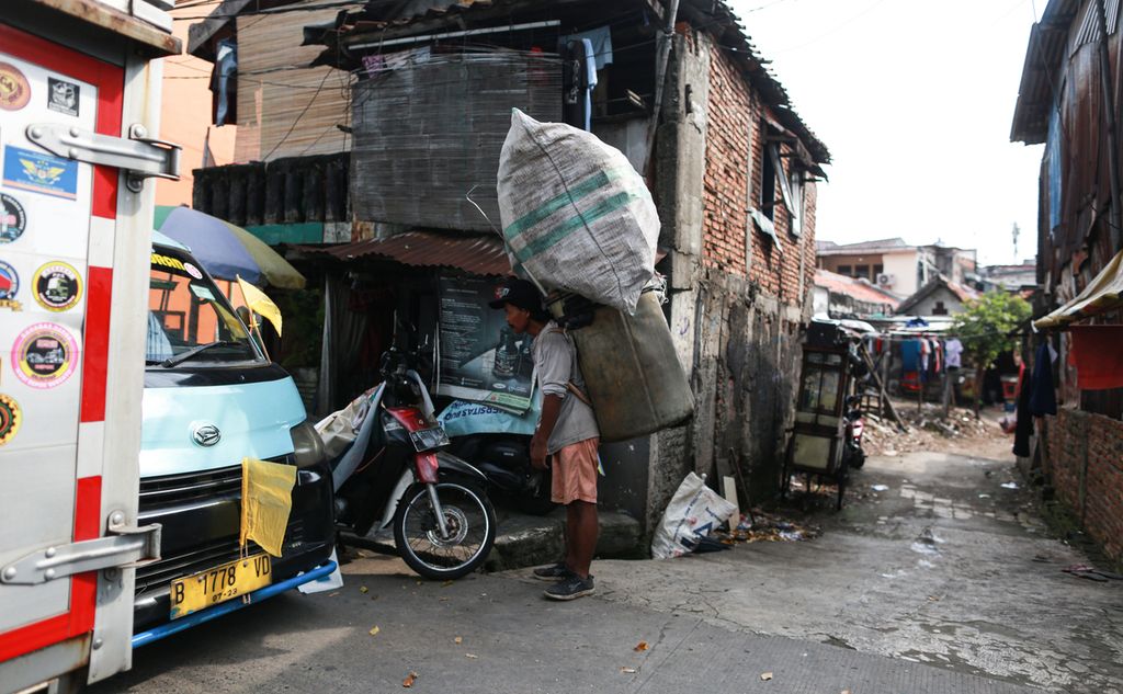 Pemulung membawa barang yang berhasil ia kumpulkan di permukiman padat di kawasan Tanah Abang, Jakarta Pusat, Jumat (24/6/2022). Kenaikan angka kemiskinan di DKI Jakarta terjadi mulai Maret 2022 atau saat pandemi Covid-19 merebak. Sejak itu, persentase angka kemiskinan di Jakarta terus meningkat.