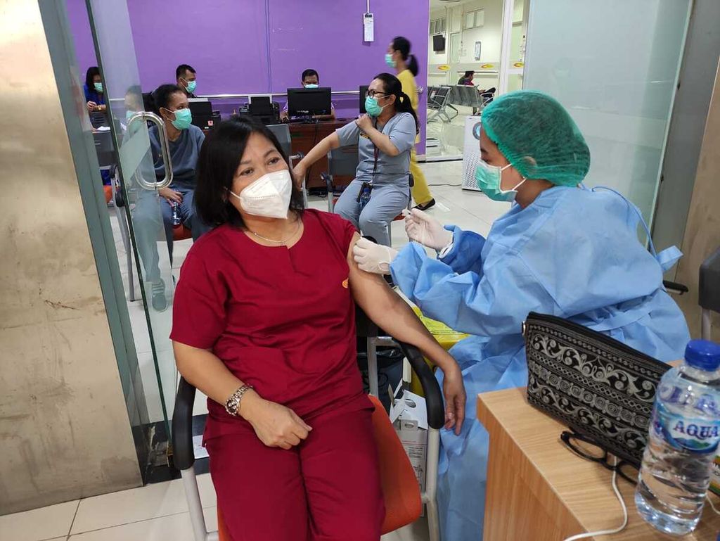 Tenaga kesehatan mulai mendapat vaksinasi Covid-19 dosis penguat kedua di Rumah Sakit Umum Pusat H Adam Malik, Medan, Sumatera Utara, Selasa (2/8/2022). 