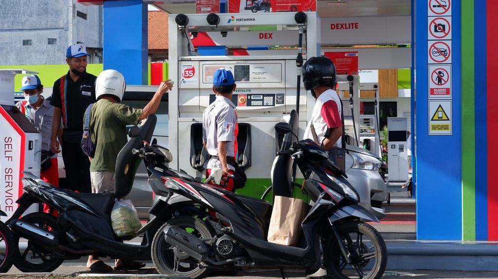 Sejumlah pengendara motor membeli pertalite di Stasiun Pengisian Bahan Bakar Umum (SPBU) Green Energy Station, di Kota Denpasar, Bali, Selasa (30/8/2022). Ada sejumlah usulan agar pertalite dapat dikonsumsi oleh kendaraan roda dua di bawah 250 cc dan angkutan umum saja, agar penyaluran BBM bersubsidi tepat sasaran. Adapun pembatasan masih menunggu terbitnya Revisi Peraturan Presiden Nomor 191 Tahun 2014 tentang Penyediaan, Pendistribusian, dan Harga Jual Eceran BBM.