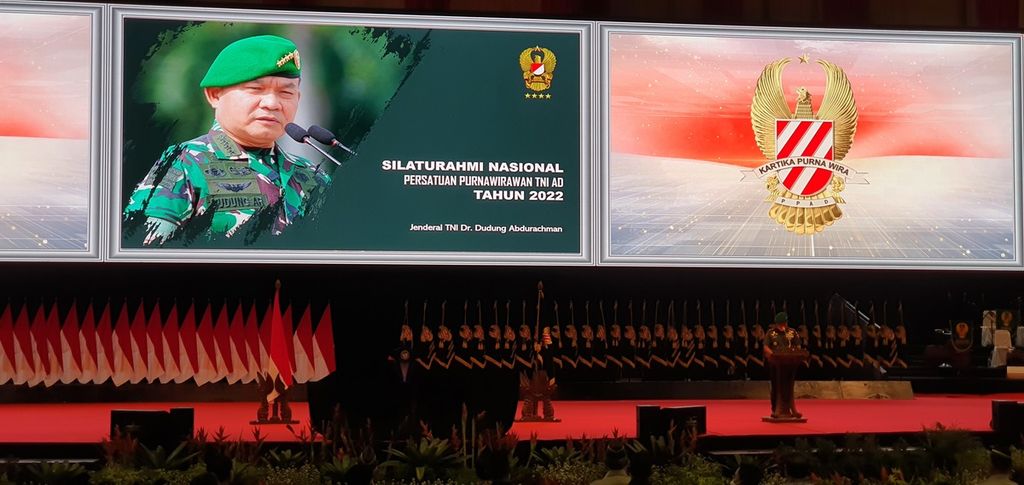 KSAD sekaligus Pembina PPAD Jenderal Dudung Abdurachman memberikan sambutan dalam Silatnas dan Hari Ulang Tahun ke-19 Persatuan Purnawirawan TNI AD di Sentul International Convention Center, Kabupaten Bogor, Jumat (5/8/2022). 