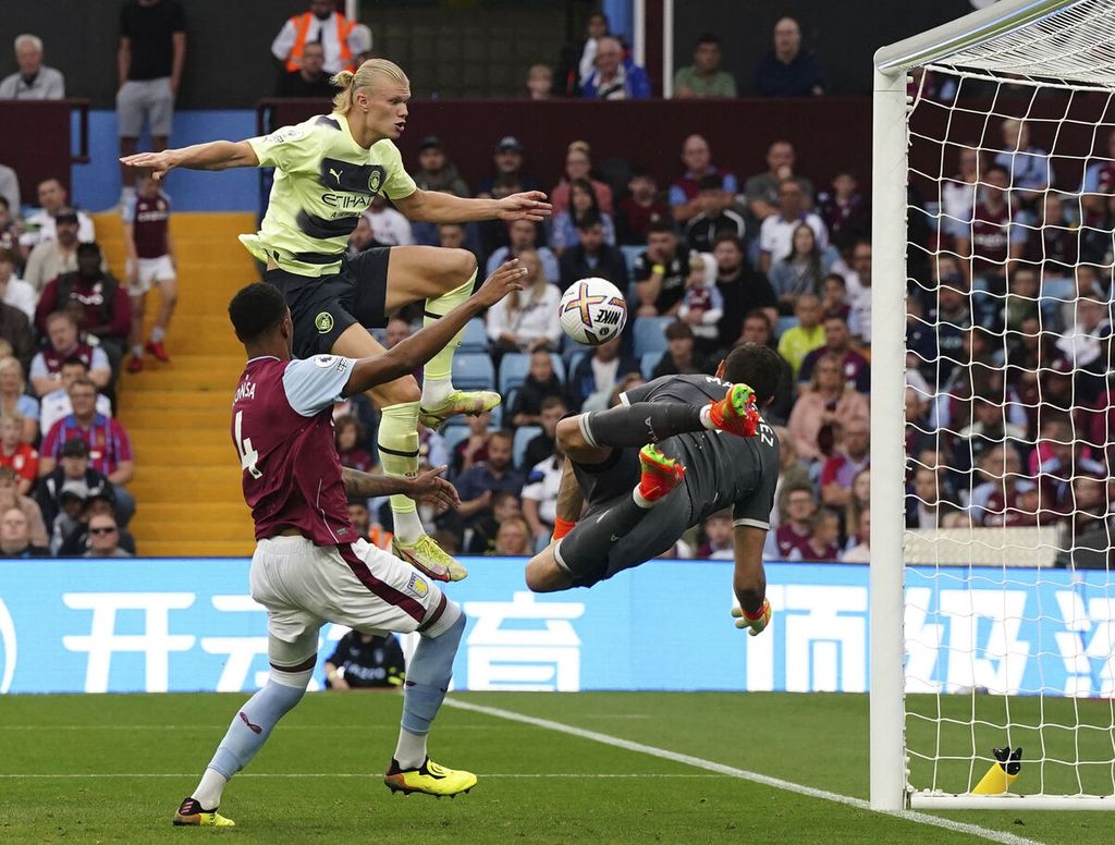 Pemain Manchester City Erling Haaland (tengah atas) mencetak gol satu-satunya dalam pertandingan Liga Inggris antara Aston Villa dan Manchester City di Stadion Villa Park, Birmingham, Sabtu (3/9/2022). Kedua tim bermain imbang, 1-1. 