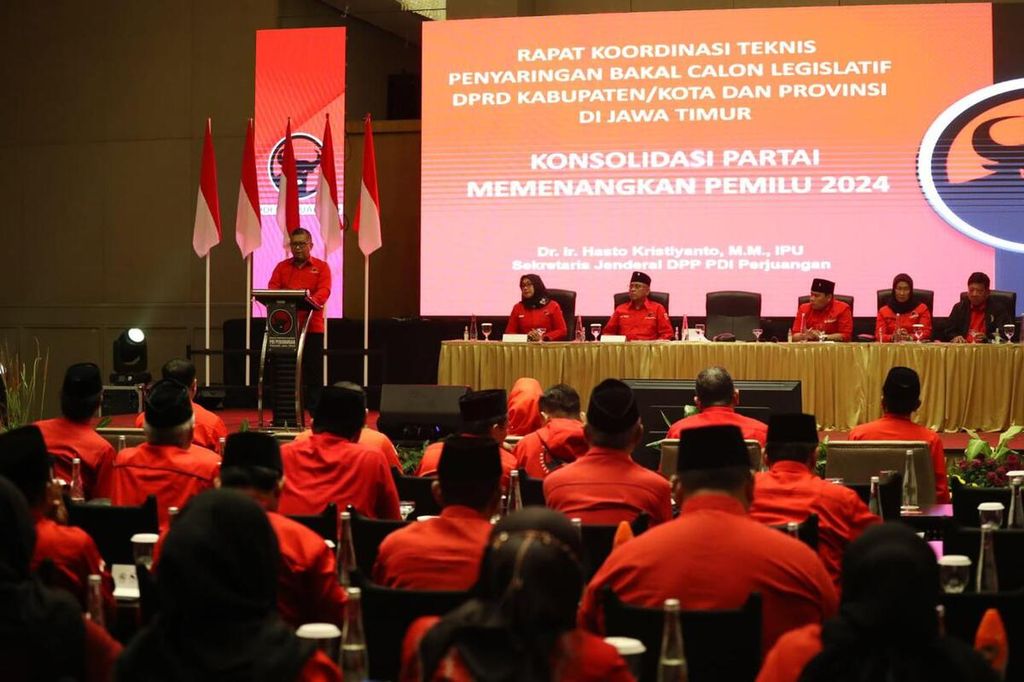 Sekjen PDI-P Hasto Kristiyanto saat acara Rapat Koordinasi Teknis PDI-P Jawa Timur, di Surabaya, Minggu (19/3/2023).
