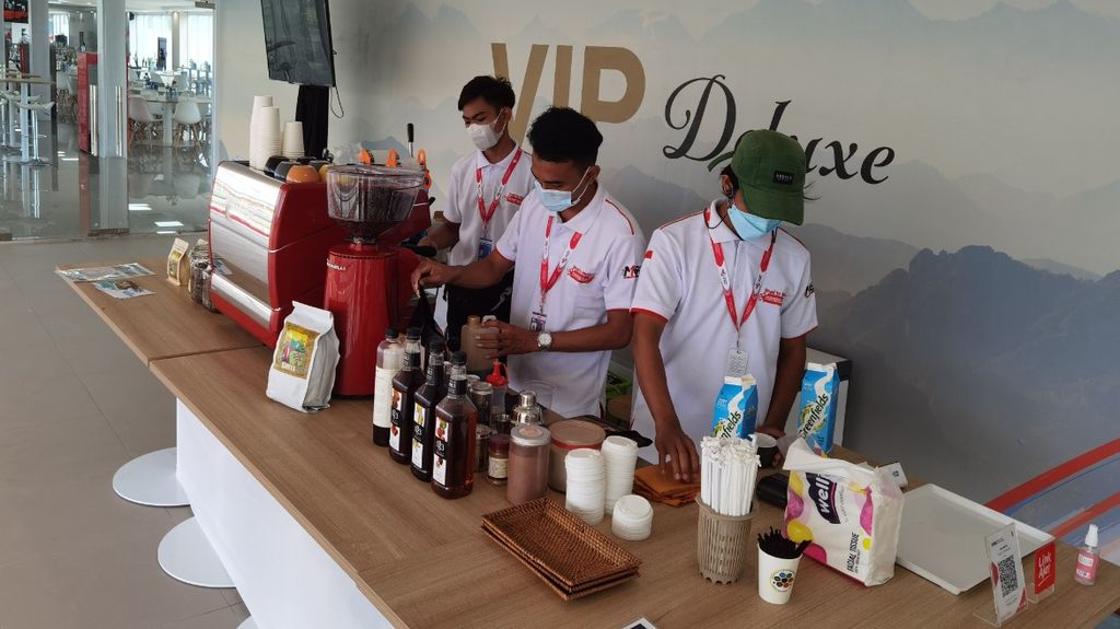 Sejumlah barista asal Lombok Tengah, menyiapkan kopi yang akan disajikan untuk penonton MotoGP di gedung VIP Deluxe Sirkuit Internasional Jalan Raya Pertamina Mandalika, Kuta, Pujut, Lombok Tengah, Nusa Tenggara Barat, Minggu (20/3/2022). 