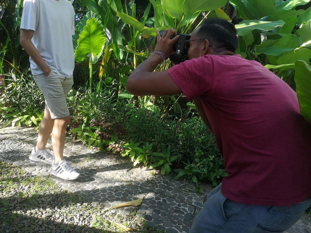 Gabriel, a French citizen, is photographing a client in Badung Regency, Bali, last April 2023. Gabriel works as a photographer illegally in Bali because he only has an investment KITAS.