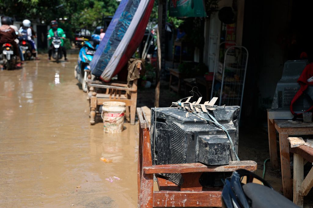 Salah satu rumah warga dan jalan yang terdampak setelah banjir bandang melanda Rowosari, Kecamatan Tembalang, Kota Semarang, Jawa Tengah, Sabtu (7/1/2022). Banjir bandang ini meninggalkan jejak lumpur hingga di dalam rumah mereka. Bantuan dari berbagai lembaga mulai berdatangan untuk meringankan beban korban banjir.  