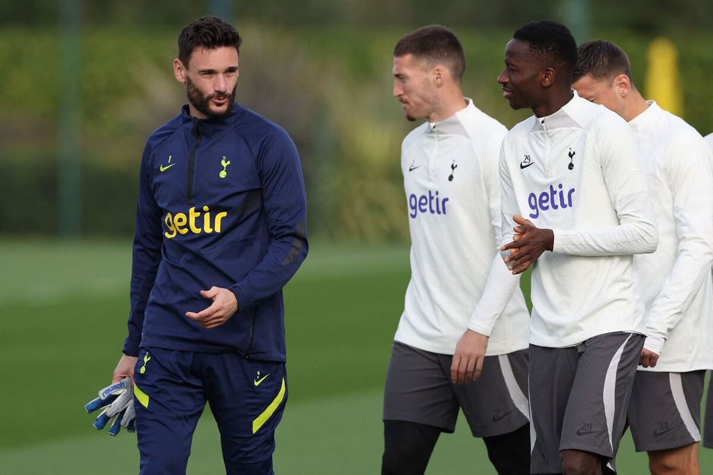 Penjaga gawang Tottenham Hotspur, Hugo Lloris (kiri), berbincang dengan bek Matt Doherty (tengah) dan gelandang Pape Matar Sarr (kanan) di sela latihan tim di Pusat Latihan Tottenham Hotspur, London Utara, Senin (31/10/2022). 