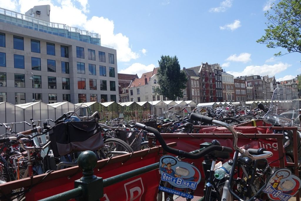 Salah satu lahan parkir sepeda di Kota Amsterdam, Belanda, yang dijuluki ibu kota sepeda dunia. Foto diambil pada Juli 2019.