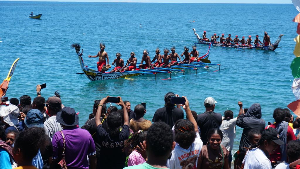 Masyarakat menonton lomba dayung perahu adat di Kampung Emaos, Distrik Sausapor, Tambrauw, Papua Barat Daya, Kamis (23/3/2023). Perlombaan ini merupakan serangkaian acara yang diselenggarakan dalam Festival Munara Beba Byak Karon.