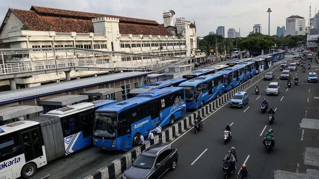 Puluhan armada bus Transjakarta menunggu giliran untuk mengambil penumpang di halte Bus Transjakarta di kawasan Harmoni, Jakarta Pusat, Senin (13/12/2021). 