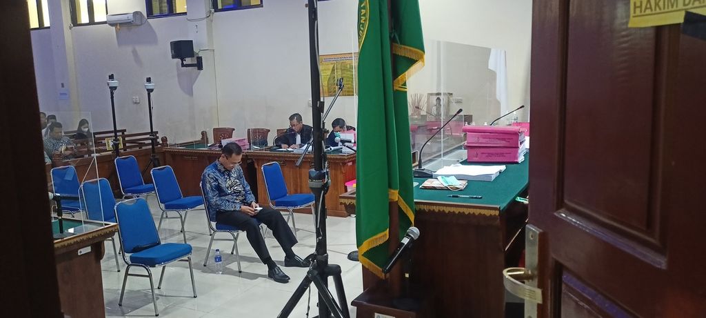 Andi Desfiandi, pihak swasta yang memberikan suap Rp 250 juta kepada Rektor Universitas Lampung nonaktif Karomani, menjalani sidang tuntutan di Pengadilan Negeri Tanjung Karang, Bandar Lampung, Rabu (4/1/2023). 
