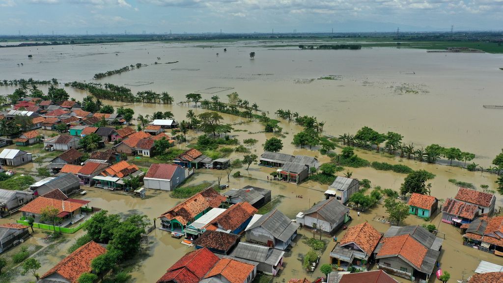 Aerial photo of submerged residential areas in Pengarengan Village, Sukadaya Village, Sukawangi District, Bekasi Regency, West Java, Friday (3/3/2023).