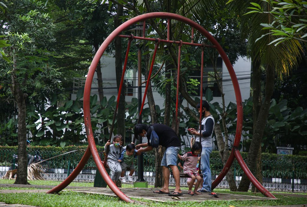 Warga menikmati waktu akhir pekan di taman Menteng Bintaro, Tangerang Selatan (14/11/2020). Warga menyambut baik kembali dibukannya akses ke sejumlah taman setelah ditutup dalam waktu yang cukup lama karena pandemi Covid-19. 