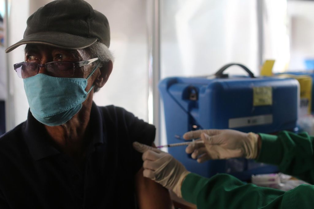 Warga lansia mengikuti penyuntikan dosis ketiga atau <i>booster </i>vaksin Covid-19 di Puskesmas Kramat Jati, Jakarta Timur, Rabu (12/1/2022).  