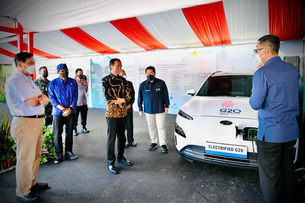 Presiden Joko Widodo pada acara peresmian stasiun pengisian kendaraan listrik umum (SPKLU) <i>ultrafast charging</i> pertama di Indonesia yang digelar di Central Parkir ITDC, Nusa Dua, Kabupaten Badung, Bali, Jumat (25/3/2022).