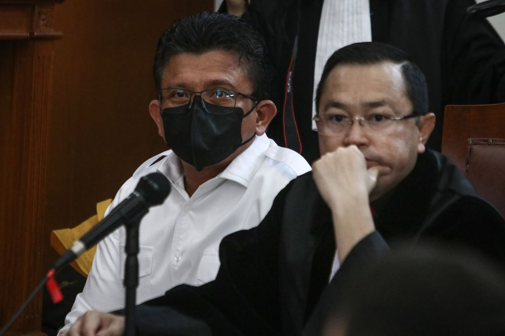 Terdakwa Ferdy Sambo (kiri) saat mengikuti sidang lanjutan di Pengadilan Jakarta Selatan, Selasa (29/11/2022). 