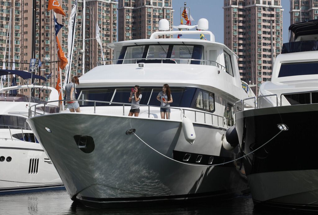 Pada foto bertanggal 6 Mei 2011 ini, kapal pesiar Accelera 83 buatan China dipamerkan di Hong Kong pada 6 Mei 2011. Pembuat kapal pesiar berharap industri mereka akan mendapatkan keuntungan dari ledakan ekonomi China yang menciptakan kelas taipan kaya yang terus berkembang dan menghabiskan banyak uang untuk gaya hidup mewah. 